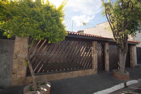 Casa à venda com 313m², 5 quartos e 5 vagasFachada 