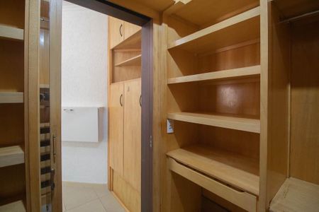 Casa à venda com 313m², 5 quartos e 5 vagasCloset