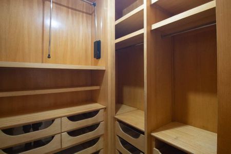 Casa à venda com 313m², 5 quartos e 5 vagasCloset