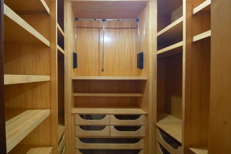 Casa à venda com 313m², 5 quartos e 5 vagasCloset