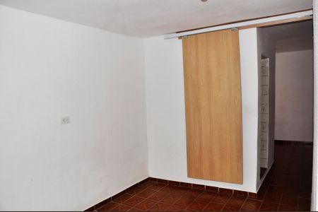Casa à venda com 140m², 2 quartos e 2 vagasDetalhe - Quarto 01 com Varanda