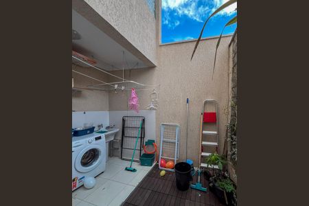 Casa à venda com 83m², 2 quartos e 1 vagaÁrea de Serviço