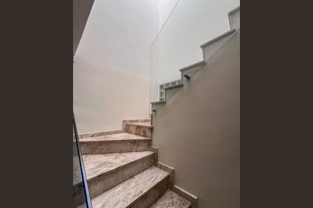 Casa à venda com 83m², 2 quartos e 1 vagaEscada