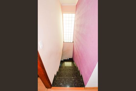 Casa à venda com 150m², 3 quartos e 2 vagasEscada Sala/Quartos