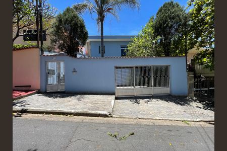 Casa para alugar com 250m², 6 quartos e 5 vagas Casa para alugar com 250m², 6 quartos e 5 vagasFachada