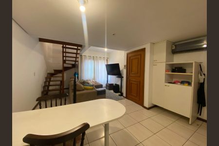Sala  de casa de condomínio para alugar com 2 quartos, 194m² em Camaquã, Porto Alegre