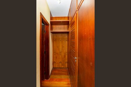 Casa à venda com 478m², 4 quartos e 6 vagasCloset da suíte 3