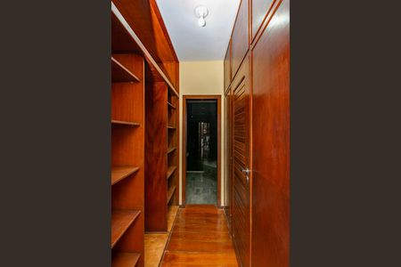 Casa à venda com 478m², 4 quartos e 6 vagasCloset da suíte 4