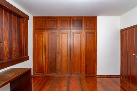 Casa à venda com 478m², 4 quartos e 6 vagasSuíte 2