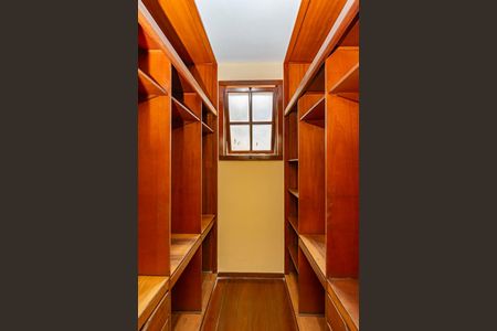 Casa à venda com 478m², 4 quartos e 6 vagasCloset da suíte 3