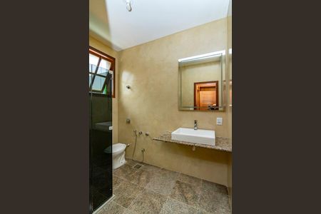 Casa à venda com 478m², 4 quartos e 6 vagasBanheiro da Suíte 3