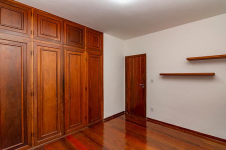 Casa à venda com 478m², 4 quartos e 6 vagasSuíte 2