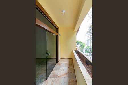 Casa à venda com 478m², 4 quartos e 6 vagasVaranda