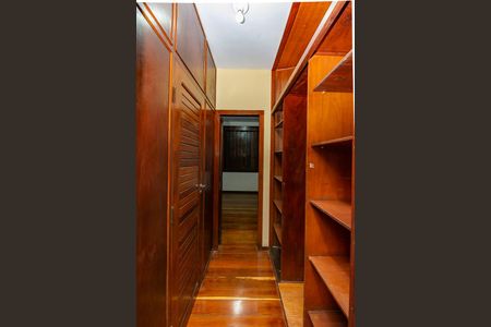 Casa à venda com 478m², 4 quartos e 6 vagasCloset da suíte 4