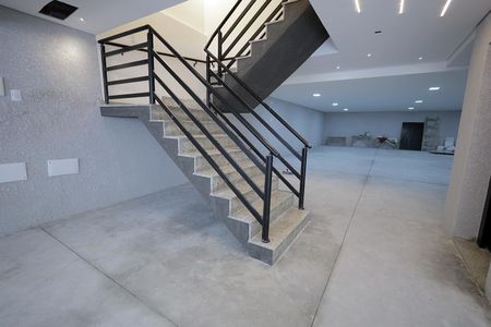 Apartamento à venda com 58m², 2 quartos e 1 vaga Apartamento à venda com 58m², 2 quartos e 1 vagaEscada