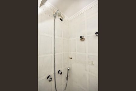 Apartamento à venda com 254m², 3 quartos e 5 vagasChuveiro da Suíte 1