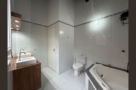 Casa à venda com 220m², 4 quartos e 2 vagasBanheiro 2