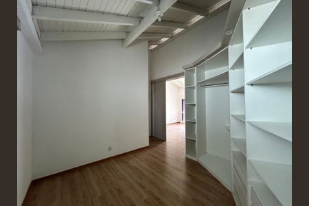 Casa à venda com 220m², 4 quartos e 2 vagasCloset