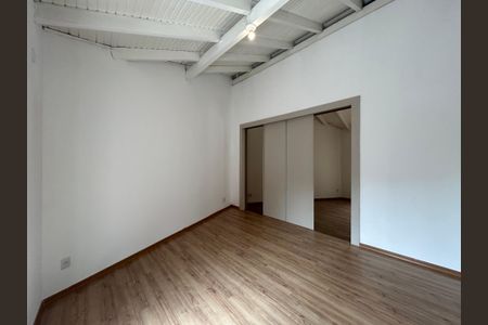 Casa à venda com 220m², 4 quartos e 2 vagasSuíte