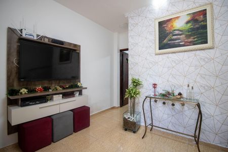 Sala de casa para alugar com 2 quartos, 64m² em Jardim Helga, São Paulo