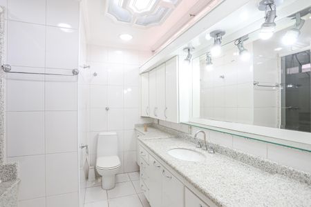 Apartamento à venda com 196m², 4 quartos e sem vagaBanheiro da Suíte