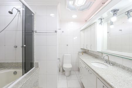 Apartamento à venda com 196m², 4 quartos e sem vagaBanheiro da Suíte