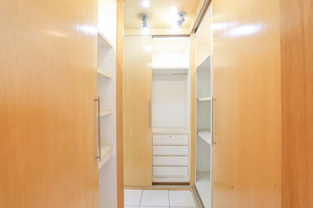 Apartamento à venda com 196m², 4 quartos e sem vagaCloset da suíte