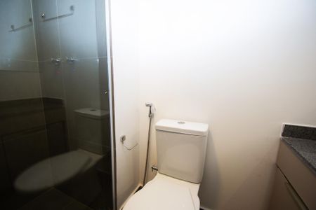 banheiro de kitnet/studio para alugar com 1 quarto, 22m² em Pinheiros, São Paulo