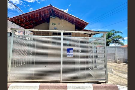 Apartamento para alugar com 45m², 2 quartos e 1 vagaPlaca instalada na fachada do imóvel 