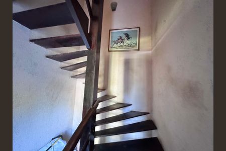 Casa à venda com 5000m², 2 quartos e 5 vagasEscada