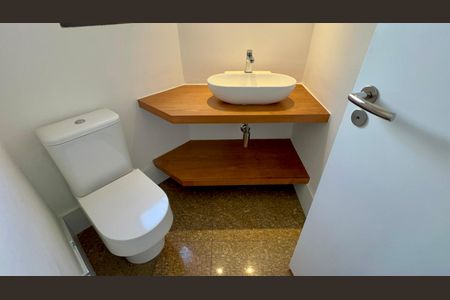 Apartamento à venda com 250m², 3 quartos e 4 vagasLavabo 2