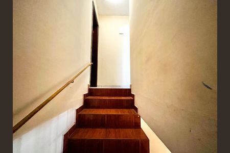 Casa à venda com 92m², 3 quartos e 2 vagasEscada