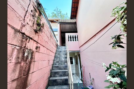 Casa à venda com 92m², 3 quartos e 2 vagasEscada