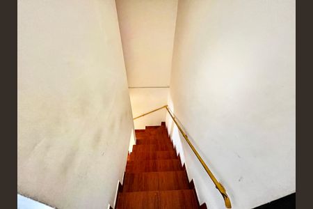 Casa à venda com 92m², 3 quartos e 2 vagasEscada