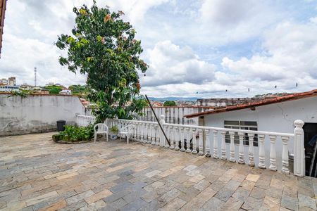 Casa à venda com 177m², 3 quartos e 2 vagasQuintal