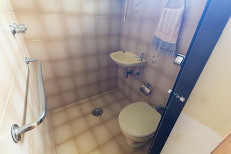 Casa à venda com 195m², 2 quartos e 5 vagasBanheiro da Suíte