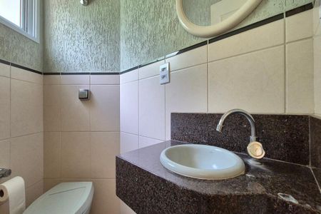 Casa de condomínio à venda com 291m², 4 quartos e 4 vagasLavabo