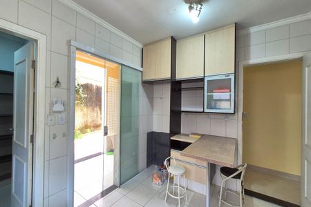 Casa de condomínio à venda com 291m², 4 quartos e 4 vagasCozinha 