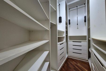 Casa de condomínio à venda com 291m², 4 quartos e 4 vagasCloset da suíte 1