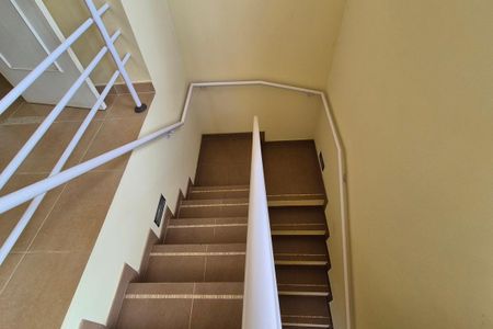 Casa de condomínio à venda com 291m², 4 quartos e 4 vagasEscada para Garagem 