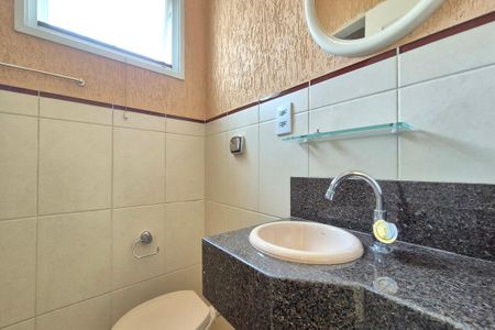 Casa de condomínio à venda com 291m², 4 quartos e 4 vagasBanheiro