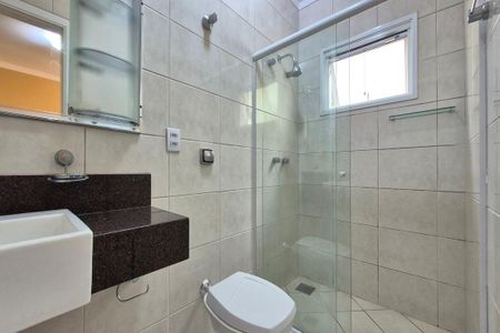 Casa de condomínio à venda com 291m², 4 quartos e 4 vagasBanheiro da Suíte 1