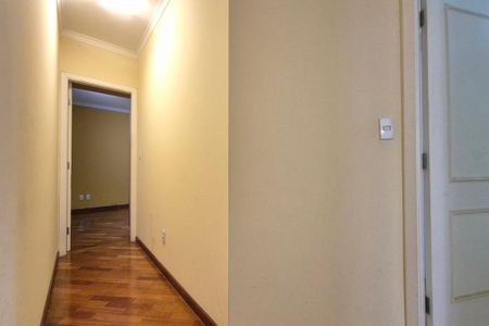 Casa de condomínio à venda com 291m², 4 quartos e 4 vagasCorredor 