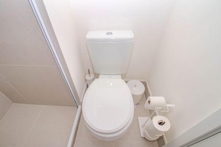 Banheiro de kitnet/studio à venda com 1 quarto, 25m² em Boa Vista, Porto Alegre