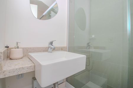 Banheiro de kitnet/studio à venda com 1 quarto, 25m² em Boa Vista, Porto Alegre