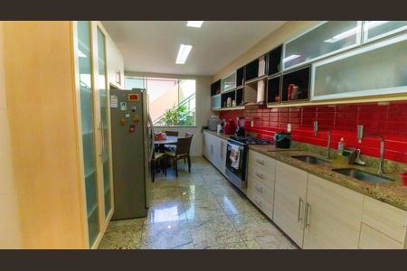 Casa de condomínio à venda com 500m², 4 quartos e 3 vagas