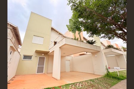 Casa de condomínio à venda com 131m², 3 quartos e 3 vagasFachada