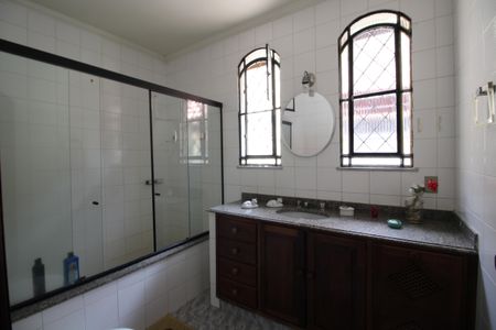 Casa de condomínio à venda com 392m², 4 quartos e 2 vagasBanheiro da Suíte 2