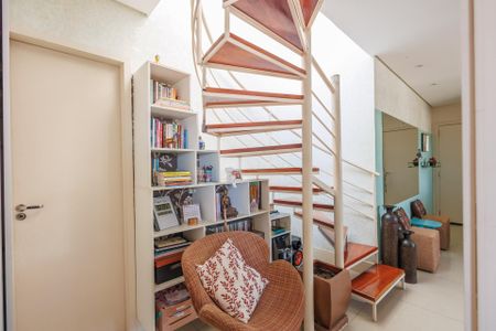 Apartamento para alugar com 152m², 3 quartos e 2 vagas Apartamento para alugar com 152m², 3 quartos e 2 vagasEscada para Segundo Andar