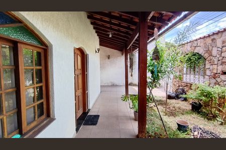 Casa para alugar com 216m², 3 quartos e 6 vagasQuintal